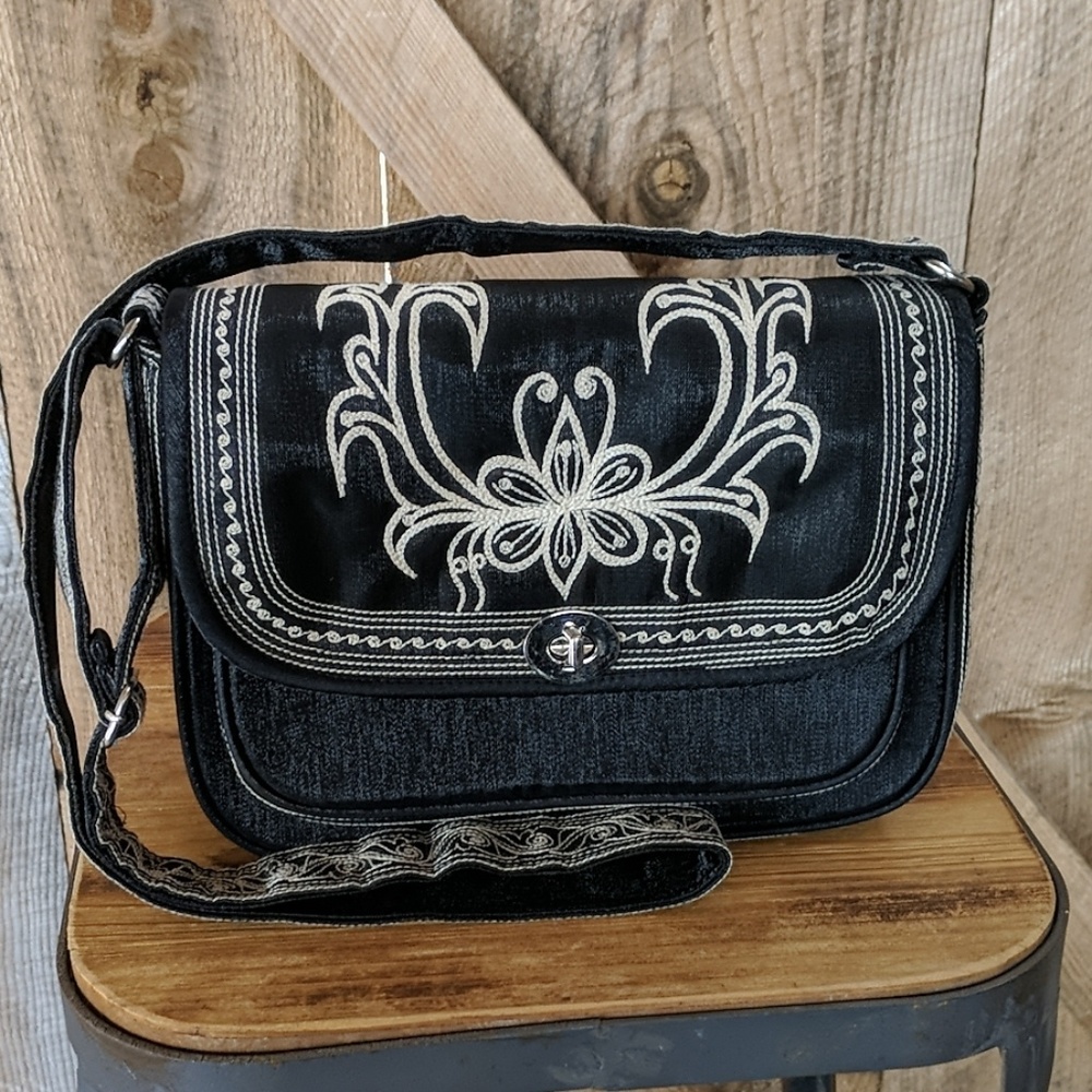 Langa Bunga Crossbody